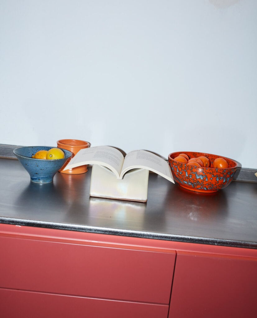 Apartamento Magazine - Xavier Mañosa’s Ceramic Bookstand