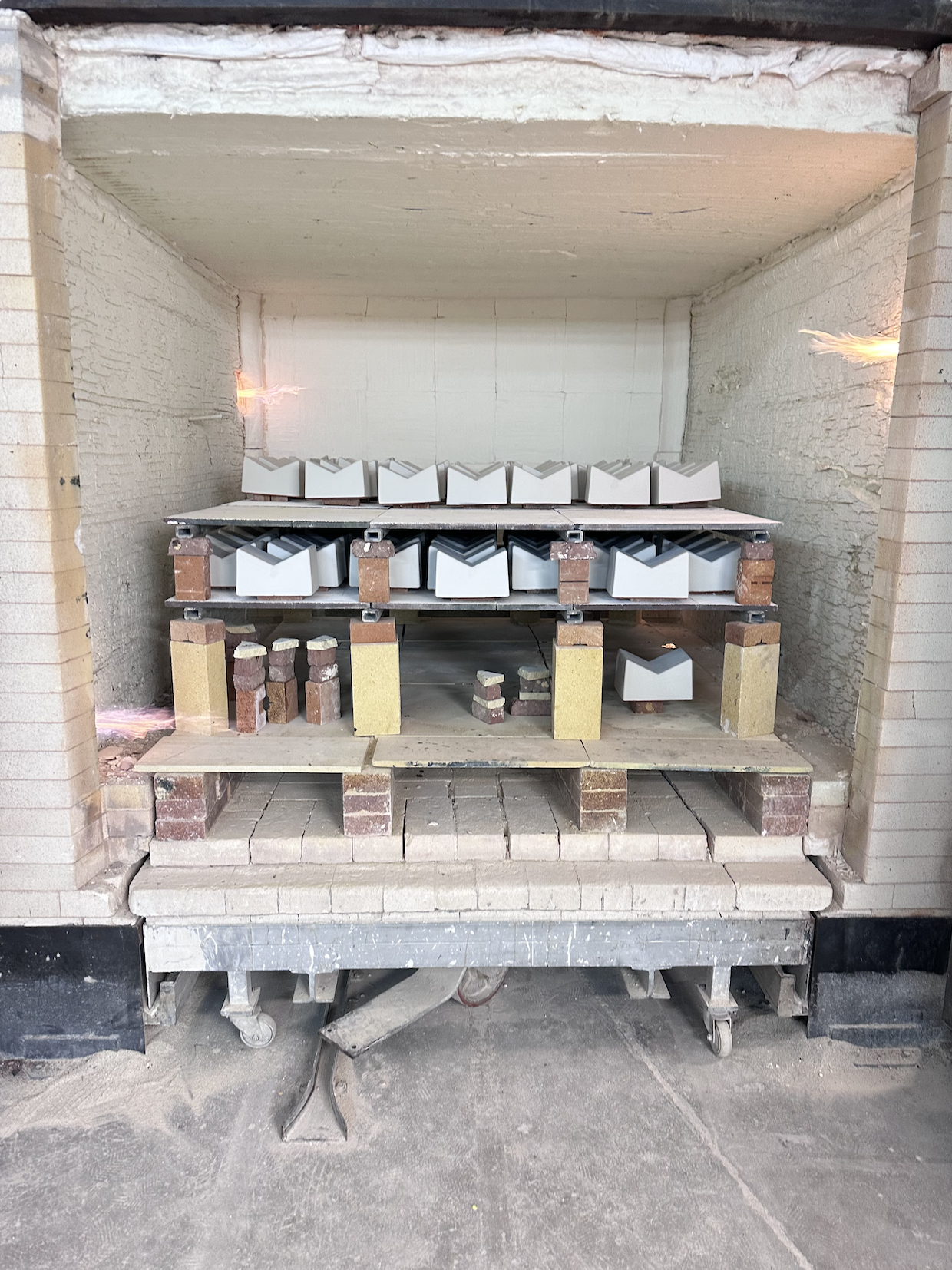 Apartamento Magazine - Xavier Mañosa’s Ceramic Bookstand