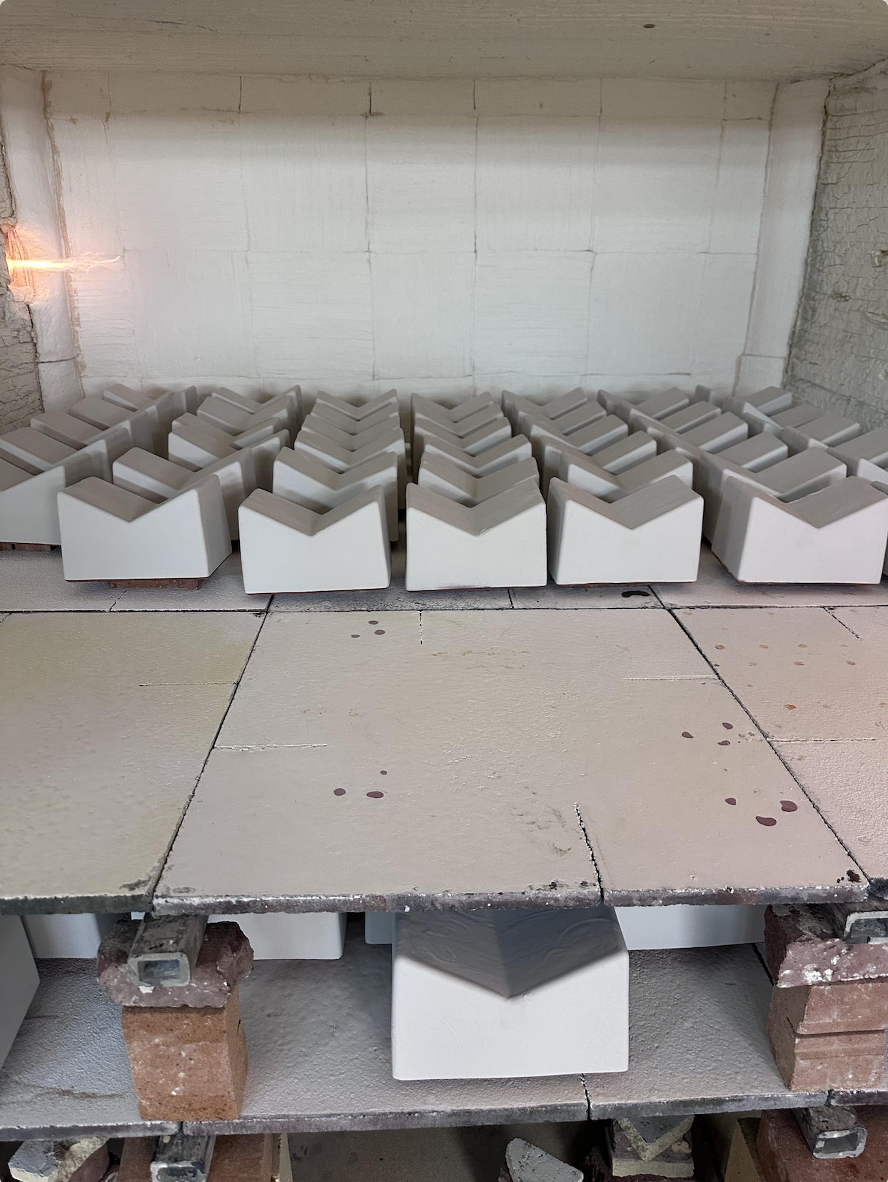 Apartamento Magazine - Xavier Mañosa’s Ceramic Bookstand