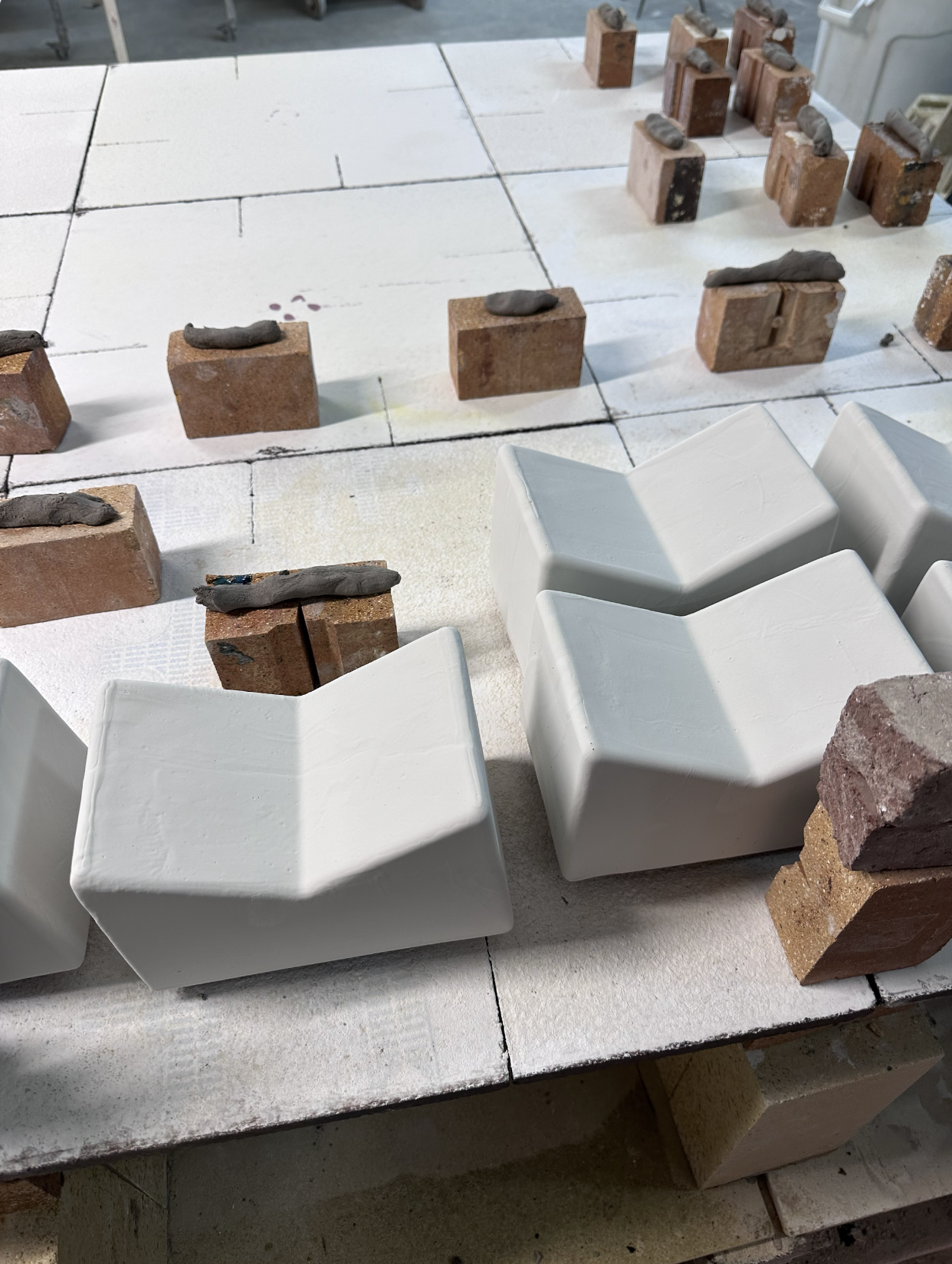 Apartamento Magazine - Xavier Mañosa’s Ceramic Bookstand