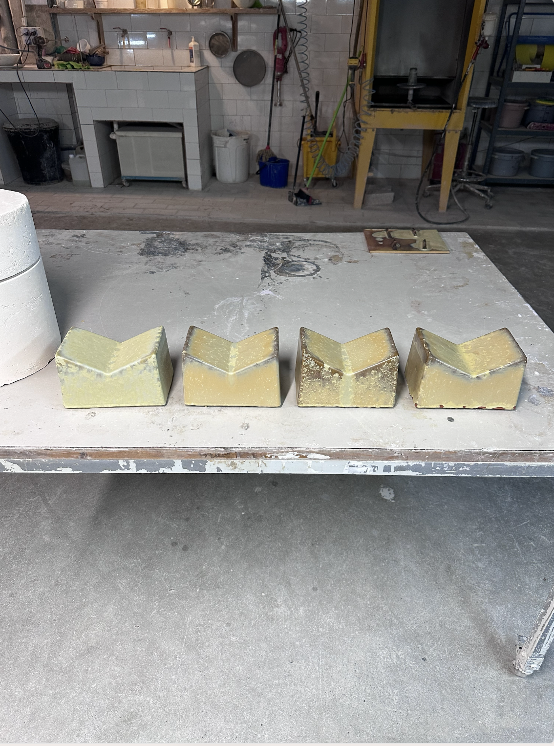 Apartamento Magazine - Xavier Mañosa’s Ceramic Bookstand